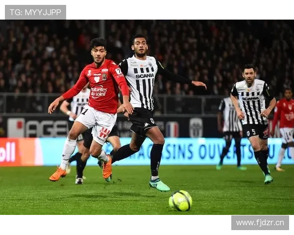 法甲比赛克瓦拉茨赫利亚精准左路传中 杜埃冷静端射破门为球队建功