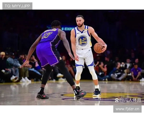 库里轻松无视防守侧翼三分出手瞬间火力全开